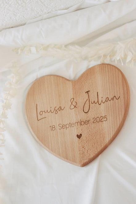 Personalisiertes Herzbrett aus Buchenholz – Hochzeitsgeschenk mit Gravur – Namen & Datum – Geschenk zur Hochzeit oder Jahrestag