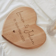 Personalisiertes Herzbrett aus Buchenholz – Hochzeitsgeschenk mit Gravur – Namen & Datum – Geschenk zur Hochzeit oder Jahrestag