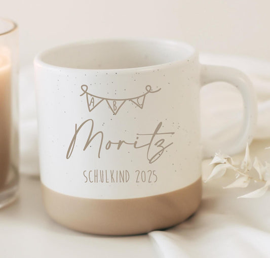 Tasse Schulkind 2025 mit Name & ABC-Girlande – Geschenk Einschulung – personalisiert graviert – Kindertasse Schulanfang – 360 ml