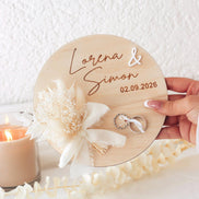 Personalisierter Ringhalter mit Trockenblumen & 3D-Akzent für standesamtliche Trauung – Gravur mit Namen, Datum – Eheringhalter Hochzeit