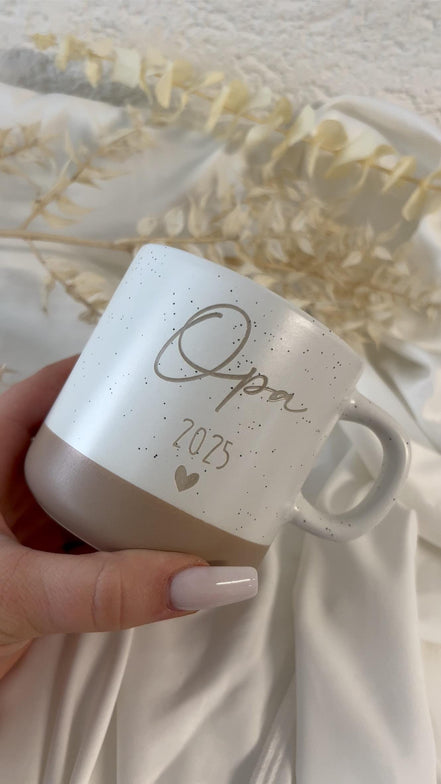 Tasse Schwangerschaftsverkündung 2025 – personalisierte Tasse mit Titel & Herz – Geschenk für werdende Oma Opa Papa – 360 ml – graviert