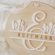 Mr & Mrs 3D Namensschild aus Holz und Acryl – Hochzeitsschild personalisiert – Türschild mit Band – Hochzeitsgeschenk – 20 cm rund