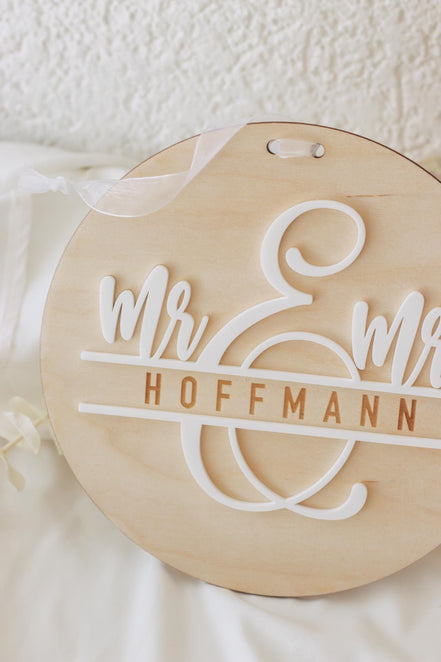Mr & Mrs 3D Namensschild aus Holz und Acryl – Hochzeitsschild personalisiert – Türschild mit Band – Hochzeitsgeschenk – 20 cm rund