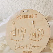 Hochzeitsschild f*cking did it – Mittelfinger Holzschild personalisiert – 3D Ringe und Nägel – Gravur Namen & Datum – 20 cm - Brautpar