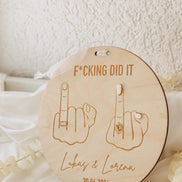 Hochzeitsschild f*cking did it – Mittelfinger Holzschild personalisiert – 3D Ringe und Nägel – Gravur Namen & Datum – 20 cm - Brautpar