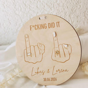 Hochzeitsschild f*cking did it – Mittelfinger Holzschild personalisiert – 3D Ringe und Nägel – Gravur Namen & Datum – 20 cm - Brautpar