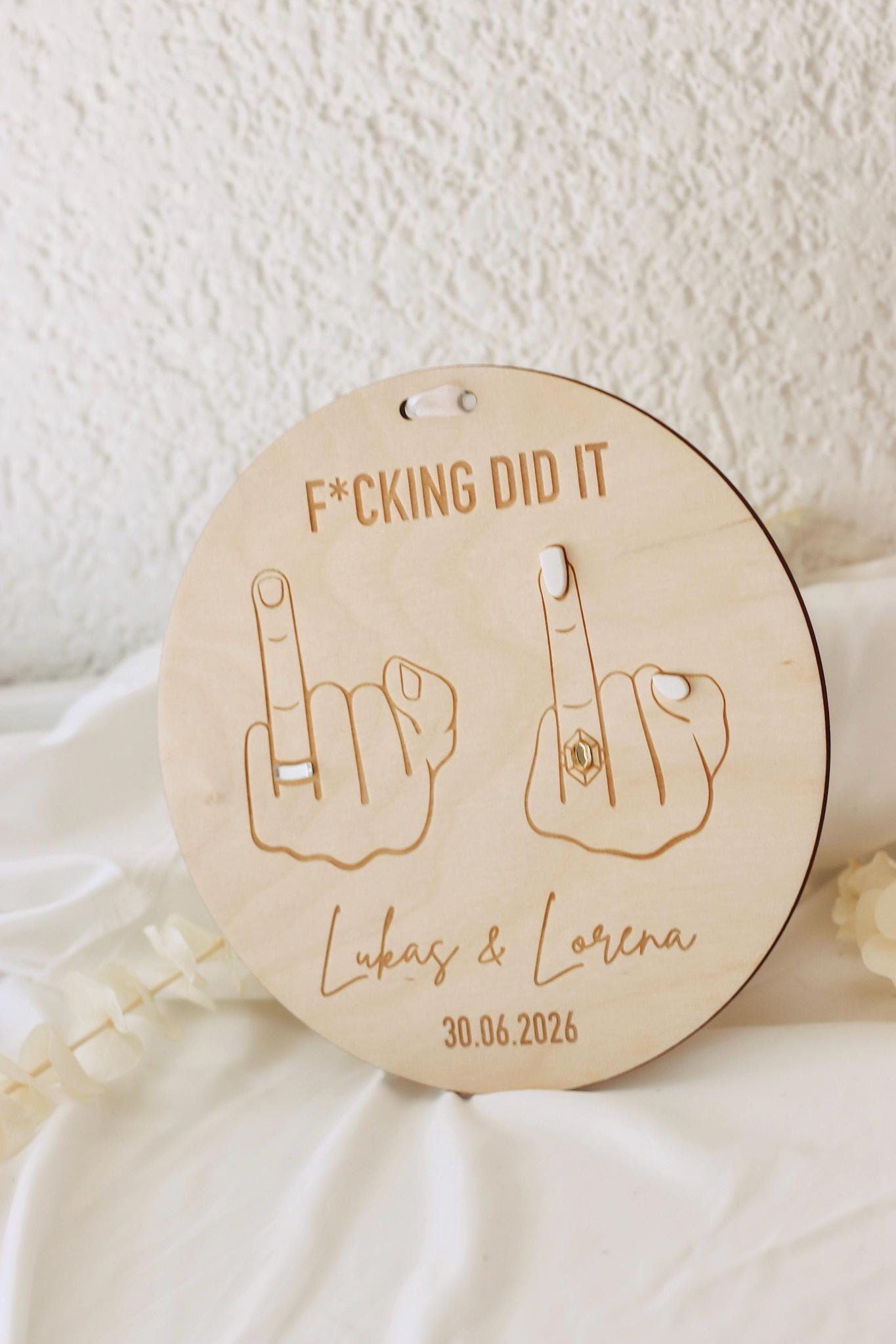 Hochzeitsschild f*cking did it – Mittelfinger Holzschild personalisiert – 3D Ringe und Nägel – Gravur Namen & Datum – 20 cm - Brautpar