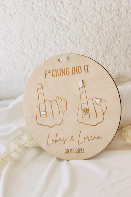 Hochzeitsschild f*cking did it – Mittelfinger Holzschild personalisiert – 3D Ringe und Nägel – Gravur Namen & Datum – 20 cm - Brautpar