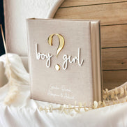 Gender Reveal Gästebuch/Fotoalbum personalisiert | Minimalistisches Fotoalbum mit Acryl Schriftzug | Leinen Beige | 60 Seiten