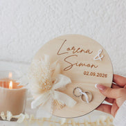 Personalisierter Ringhalter mit Trockenblumen & 3D-Akzent für standesamtliche Trauung – Gravur mit Namen, Datum – Eheringhalter Hochzeit