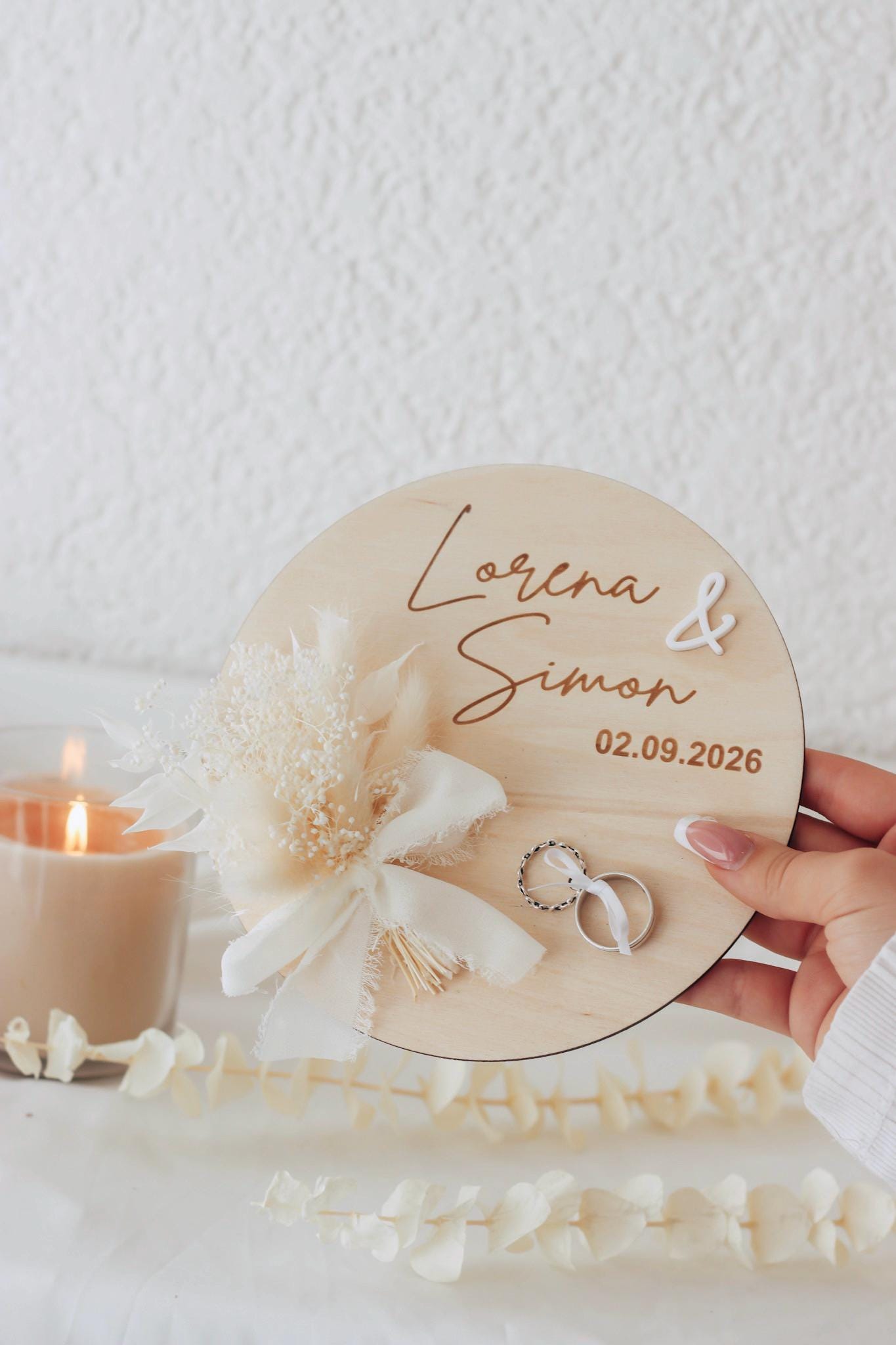 Personalisierter Ringhalter mit Trockenblumen & 3D-Akzent für standesamtliche Trauung – Gravur mit Namen, Datum – Eheringhalter Hochzeit