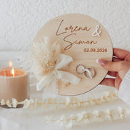 Personalisierter Ringhalter mit Trockenblumen & 3D-Akzent für standesamtliche Trauung – Gravur mit Namen, Datum – Eheringhalter Hochzeit