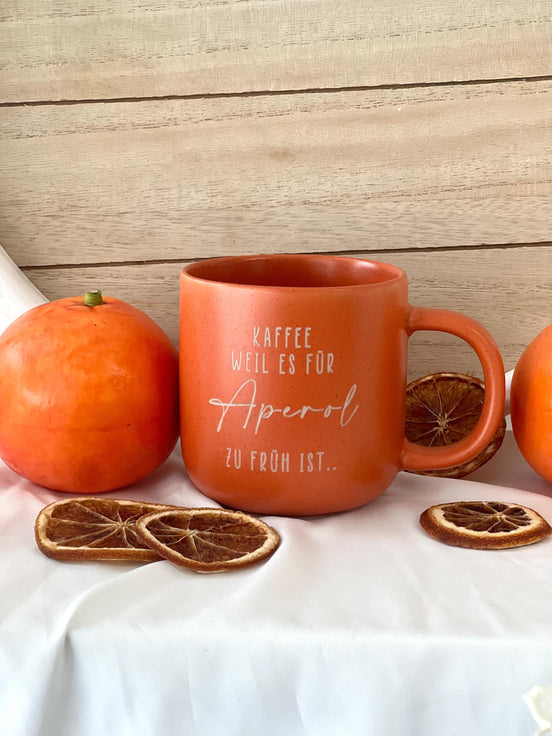 Aperol Geschenk Tasse – Kaffee weil es für Aperol zu früh ist – orange – witzige Gravur – Spritz Fans – 370 ml – spülmaschinenfest – Keramik