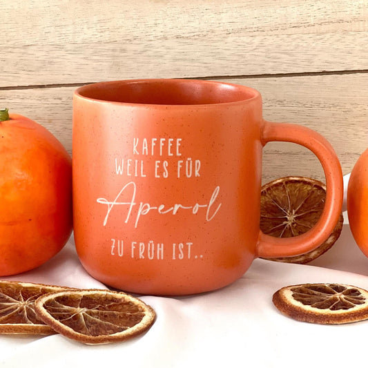 Aperol Geschenk Tasse – Kaffee weil es für Aperol zu früh ist – orange – witzige Gravur – Spritz Fans – 370 ml – spülmaschinenfest – Keramik