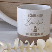 Schulkind Tasse mit Name & Rakete – Geschenk Einschulung – personalisierte Keramiktasse – Auf in neue Welten – Schulkind 2025, Schultüte