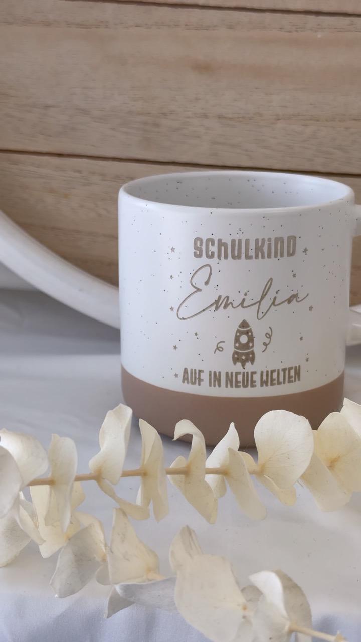 Schulkind Tasse mit Name & Rakete – Geschenk Einschulung – personalisierte Keramiktasse – Auf in neue Welten – Schulkind 2025, Schultüte