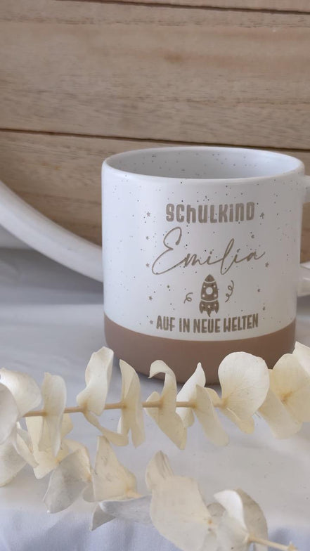 Schulkind Tasse mit Name & Rakete – Geschenk Einschulung – personalisierte Keramiktasse – Auf in neue Welten – Schulkind 2025, Schultüte