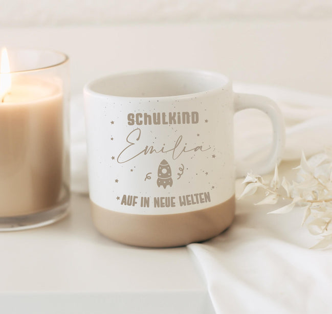 Schulkind Tasse mit Name & Rakete – Geschenk Einschulung – personalisierte Keramiktasse – Auf in neue Welten – Schulkind 2025, Schultüte