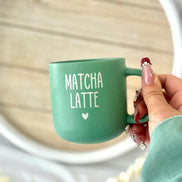 Matcha Latte Tasse graviert – Grüne Keramiktasse 370 ml | Geschenk für Matcha Liebhaber | Personalisierte Teetasse mit Herz