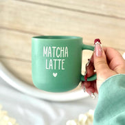 Matcha Latte Tasse graviert – Grüne Keramiktasse 370 ml | Geschenk für Matcha Liebhaber | Personalisierte Teetasse mit Herz