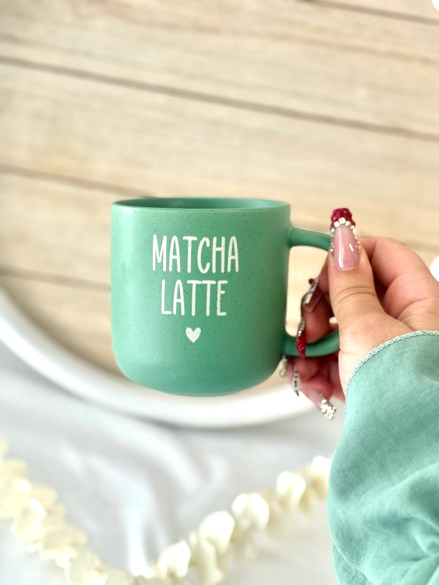 Matcha Latte Tasse graviert – Grüne Keramiktasse 370 ml | Geschenk für Matcha Liebhaber | Personalisierte Teetasse mit Herz