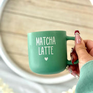 Matcha Latte Tasse graviert – Grüne Keramiktasse 370 ml | Geschenk für Matcha Liebhaber | Personalisierte Teetasse mit Herz