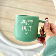 Matcha Latte Tasse graviert – Grüne Keramiktasse 370 ml | Geschenk für Matcha Liebhaber | Personalisierte Teetasse mit Herz