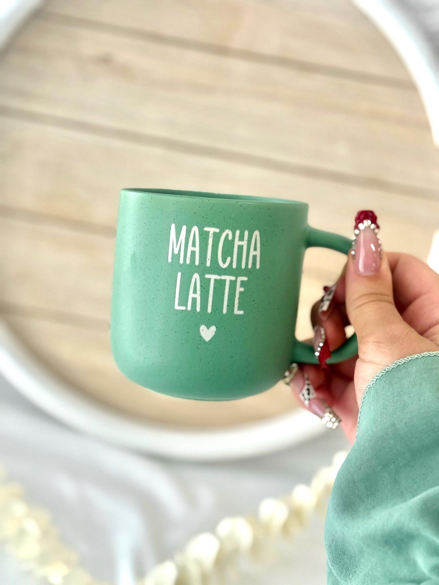 Matcha Latte Tasse graviert – Grüne Keramiktasse 370 ml | Geschenk für Matcha Liebhaber | Personalisierte Teetasse mit Herz