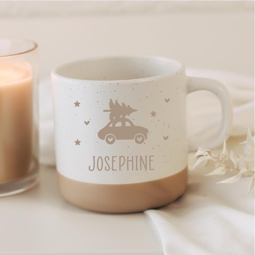 Weihnachtstasse mit Name – Weihnachtsauto mit Tannenbaum – personalisierte Tasse – Geschenk Mitarbeiter Kollegen Familie – Glühwein Tasse