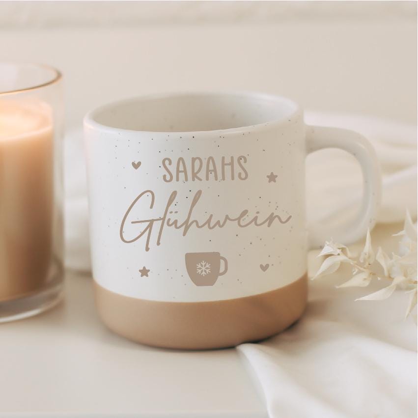 Glühwein Tasse mit Name – personalisierte Weihnachtstasse – Schneeflocke & Herzen Sterne – Geschenk Weihnachten Familie Kollegen – 360 ml