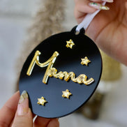 Personalisierte Weihnachtskugel Schwarz Gold – Acryl Christbaumanhänger mit Namen – edle Weihnachtsdeko – Kugel mit goldenen Sternen
