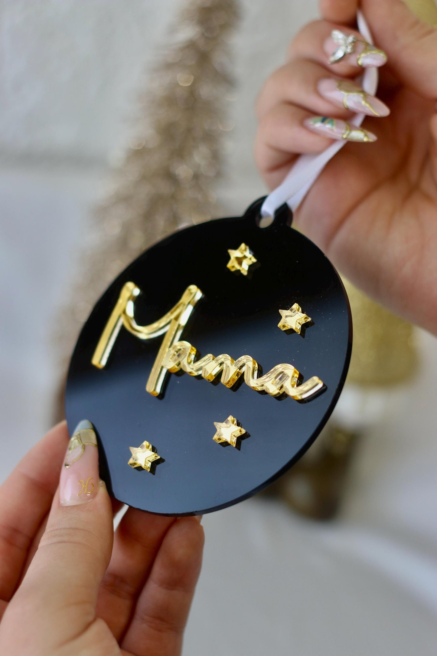 Personalisierte Weihnachtskugel Schwarz Gold – Acryl Christbaumanhänger mit Namen – edle Weihnachtsdeko – Kugel mit goldenen Sternen