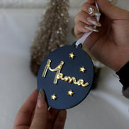 Personalisierte Weihnachtskugel Schwarz Gold – Acryl Christbaumanhänger mit Namen – edle Weihnachtsdeko – Kugel mit goldenen Sternen