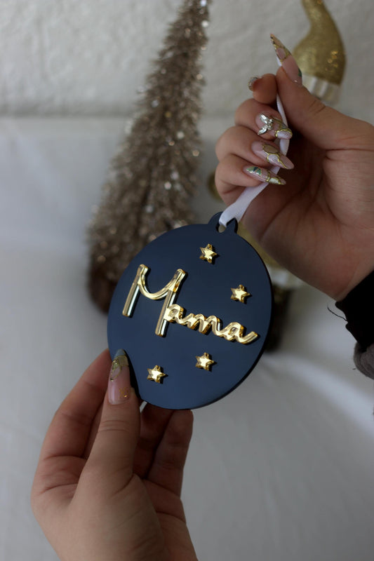 Personalisierte Weihnachtskugel Schwarz Gold – Acryl Christbaumanhänger mit Namen – edle Weihnachtsdeko – Kugel mit goldenen Sternen