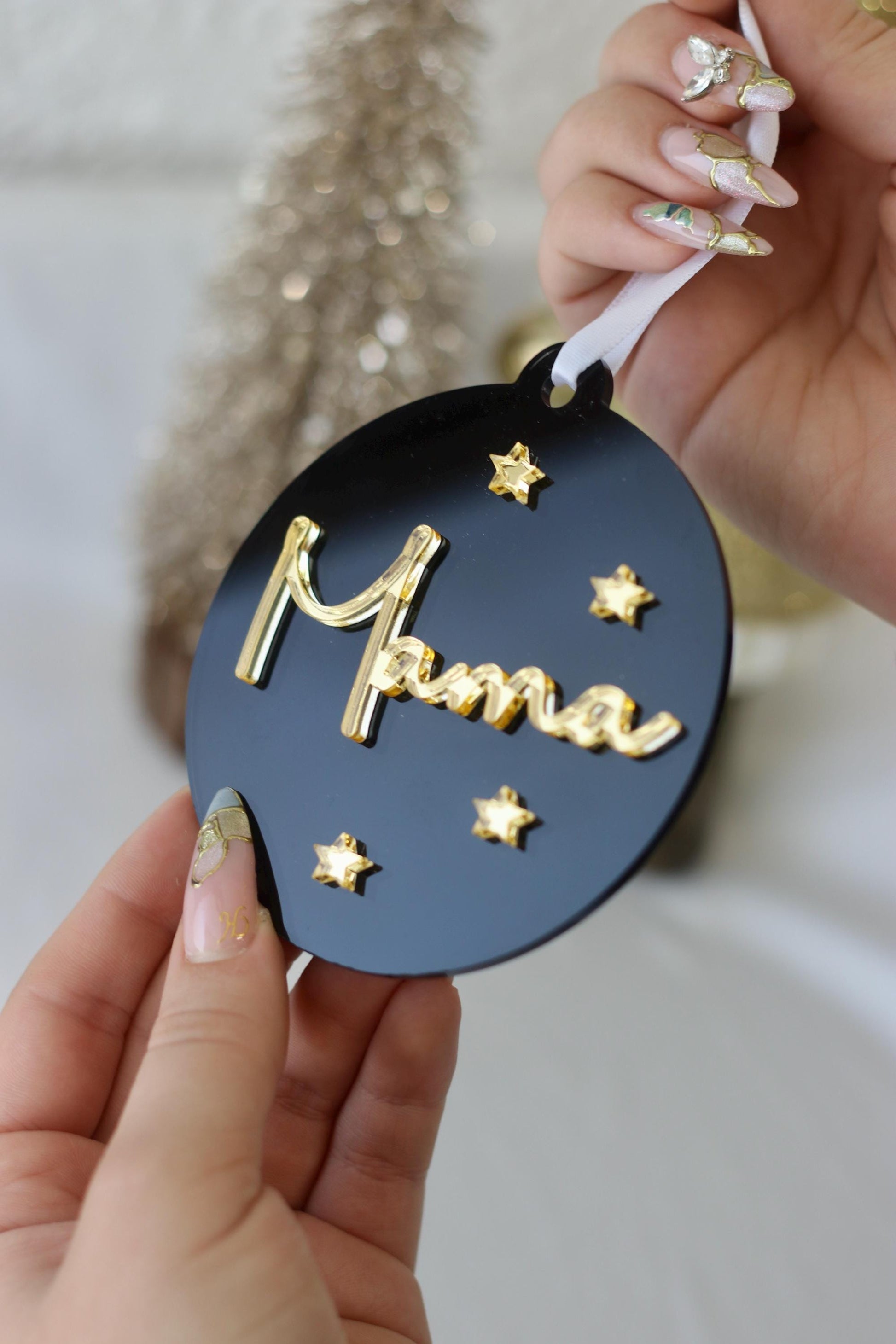 Personalisierte Weihnachtskugel Schwarz Gold – Acryl Christbaumanhänger mit Namen – edle Weihnachtsdeko – Kugel mit goldenen Sternen