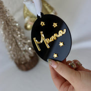Personalisierte Weihnachtskugel Schwarz Gold – Acryl Christbaumanhänger mit Namen – edle Weihnachtsdeko – Kugel mit goldenen Sternen