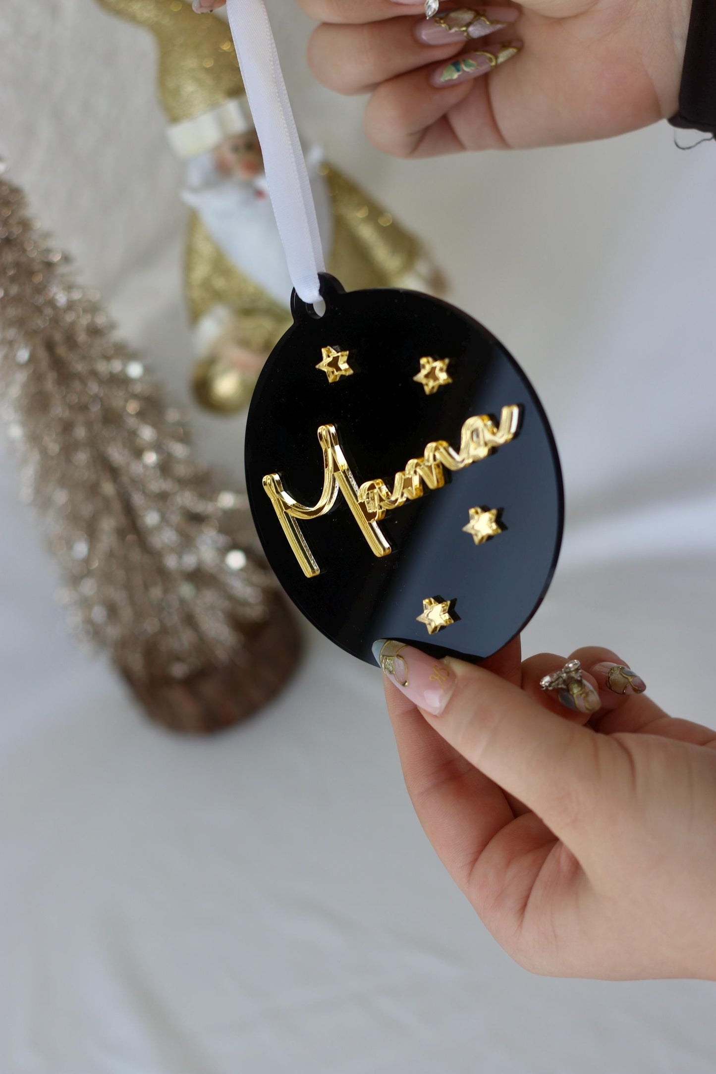 Personalisierte Weihnachtskugel Schwarz Gold – Acryl Christbaumanhänger mit Namen – edle Weihnachtsdeko – Kugel mit goldenen Sternen