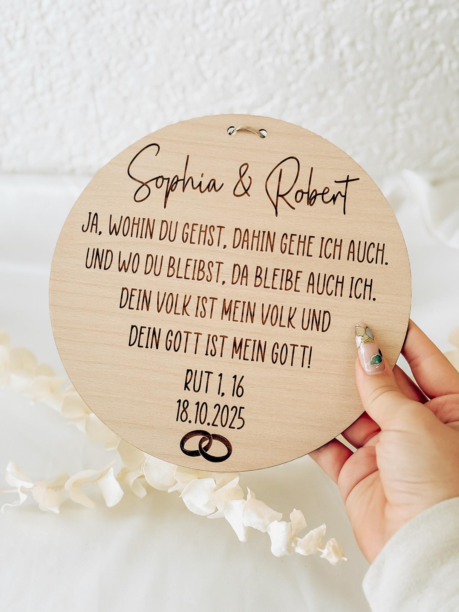 Christliches Hochzeitsschild aus Holz – Buchenholz 20 cm – Bibelvers Rut 1,16 – Personalisiertes Ehegeschenk mit Namen, Datum & Ringen, Holz