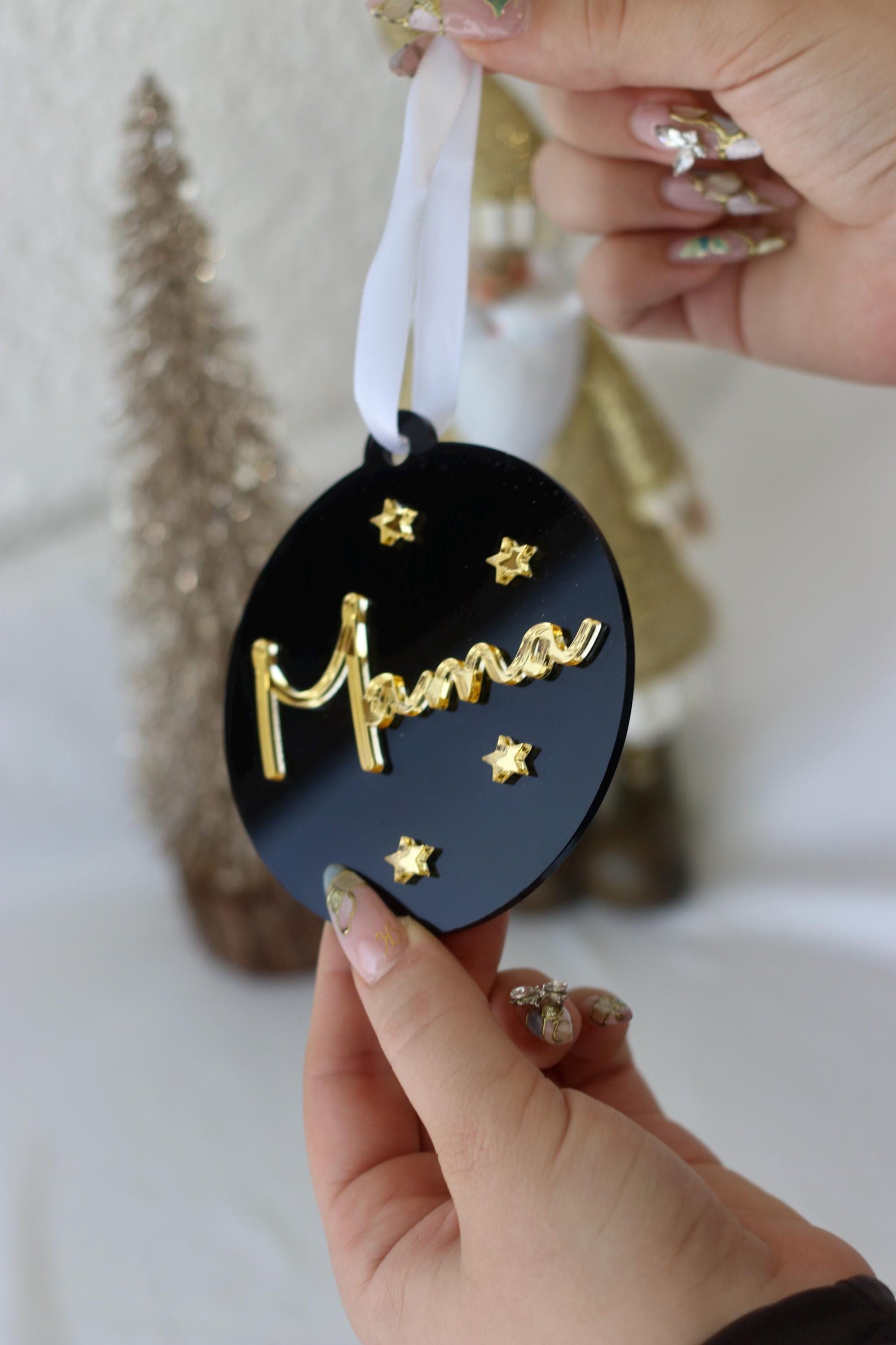 Personalisierte Weihnachtskugel Schwarz Gold – Acryl Christbaumanhänger mit Namen – edle Weihnachtsdeko – Kugel mit goldenen Sternen
