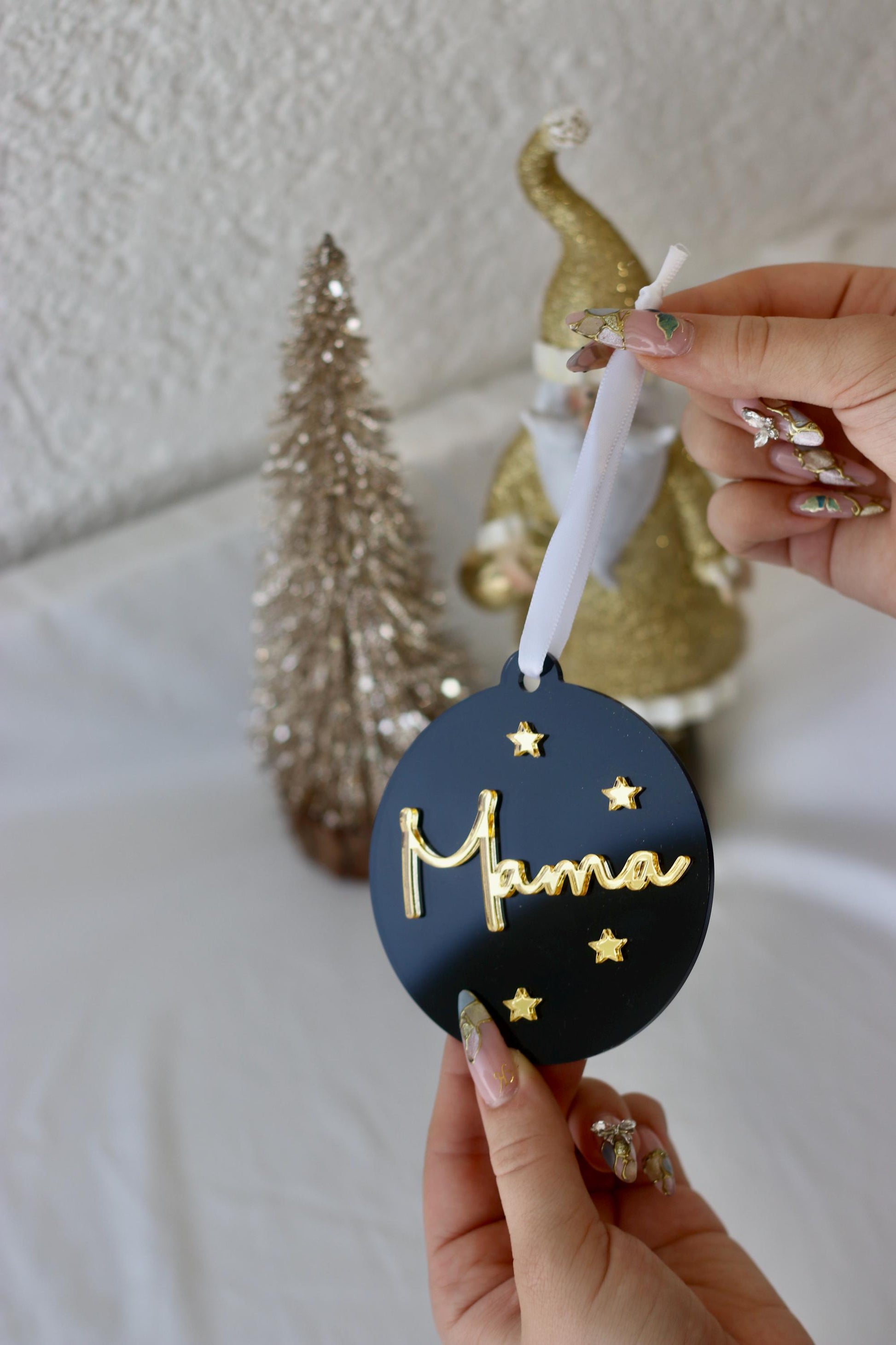 Personalisierte Weihnachtskugel Schwarz Gold – Acryl Christbaumanhänger mit Namen – edle Weihnachtsdeko – Kugel mit goldenen Sternen