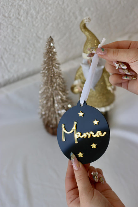 Personalisierte Weihnachtskugel Schwarz Gold – Acryl Christbaumanhänger mit Namen – edle Weihnachtsdeko – Kugel mit goldenen Sternen