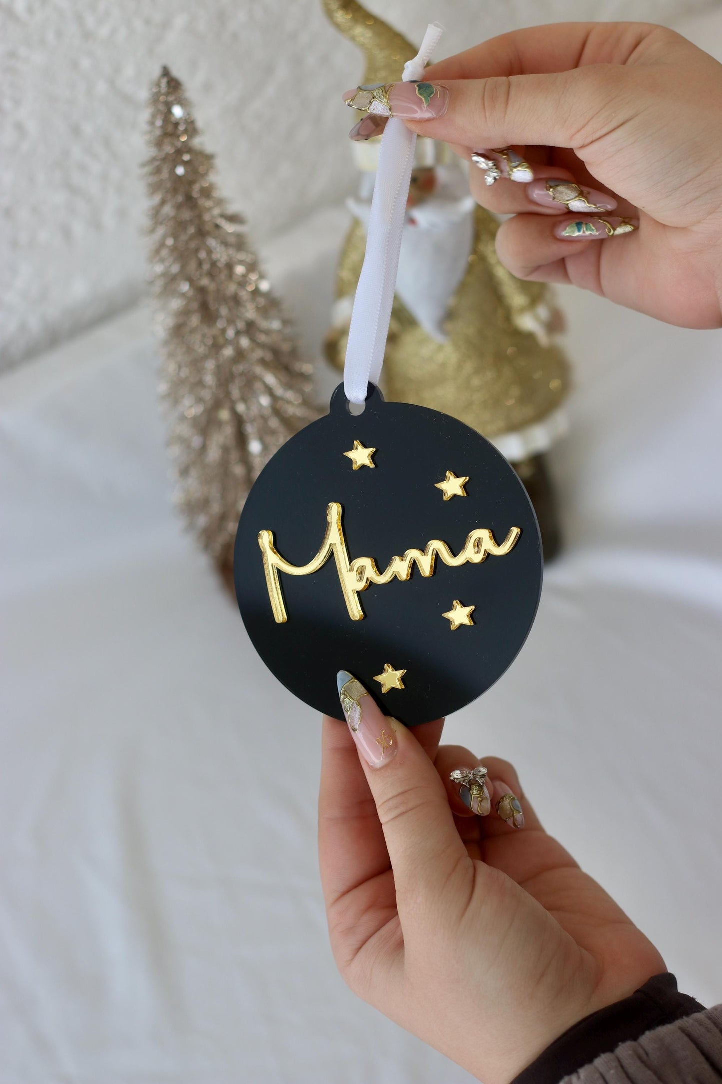 Personalisierte Weihnachtskugel Schwarz Gold – Acryl Christbaumanhänger mit Namen – edle Weihnachtsdeko – Kugel mit goldenen Sternen