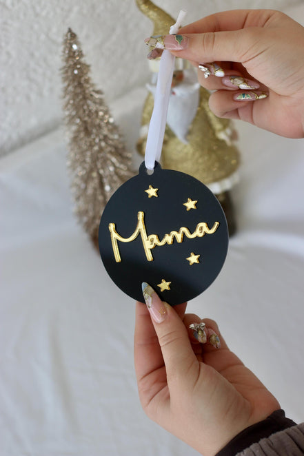 Personalisierte Weihnachtskugel Schwarz Gold – Acryl Christbaumanhänger mit Namen – edle Weihnachtsdeko – Kugel mit goldenen Sternen
