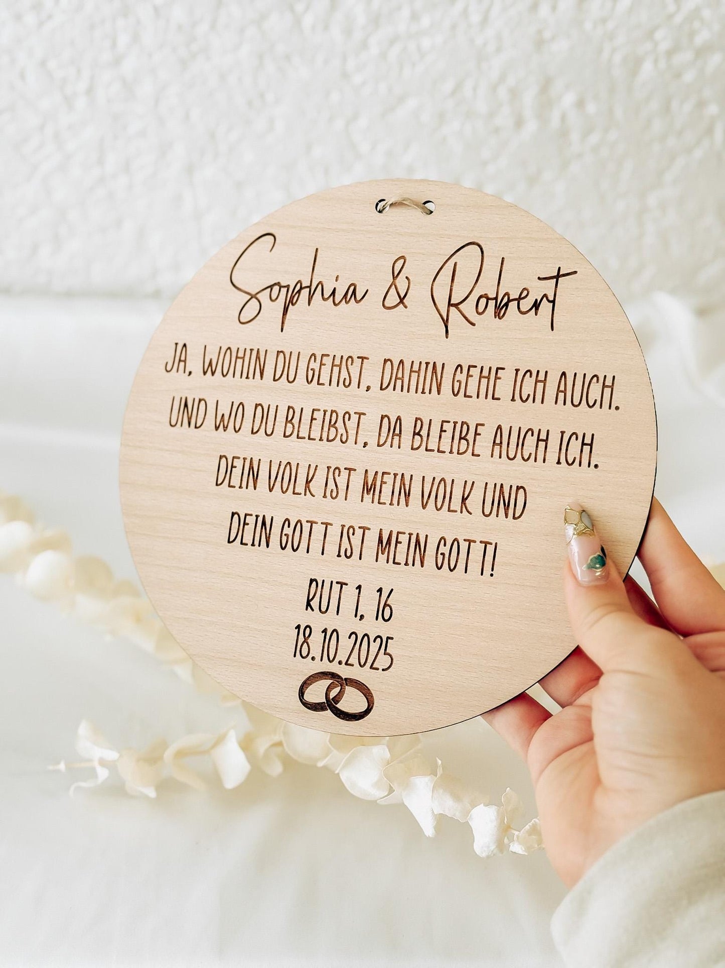 Christliches Hochzeitsschild aus Holz – Buchenholz 20 cm – Bibelvers Rut 1,16 – Personalisiertes Ehegeschenk mit Namen, Datum & Ringen, Holz