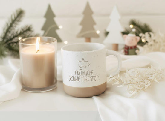 Fröhliche Schweinachten Tasse mit Gravur – lustige Weihnachtstasse mit Schwein – Geschenk Weihnachten Kollegen Freunde – 360 ml