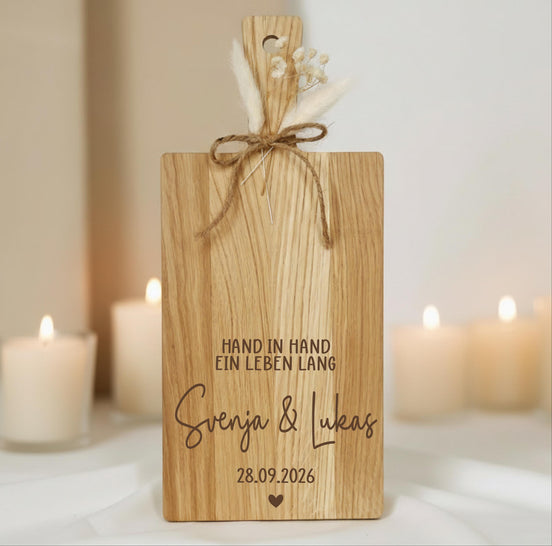 Hochzeitsgeschenk Brett Eiche • „Hand in Hand ein Leben lang“ • Personalisiert mit Namen & Datum • Gravur Brett Brautpaar