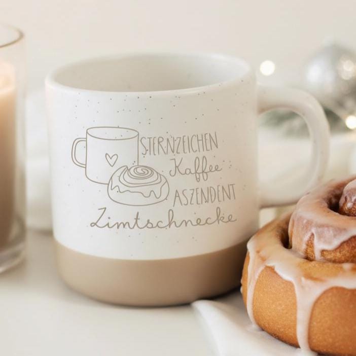 Weihnachtstasse Sternzeichen Kaffee Aszendent Zimtschnecke – witzige Tasse Weihnachten – Geschenk Kollegin Freundin – Keramik 360 ml