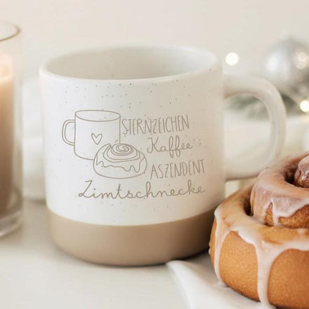 Weihnachtstasse Sternzeichen Kaffee Aszendent Zimtschnecke – witzige Tasse Weihnachten – Geschenk Kollegin Freundin – Keramik 360 ml