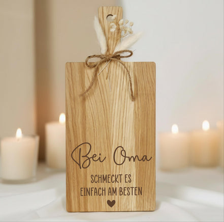 Holzbrett Eiche Oma Geschenk • Küchenbrett Gravur Herz • Servierbrett Oma Spruch • Dekobrett, Schneidebrett Geschenkidee • Mit Trockenblumen