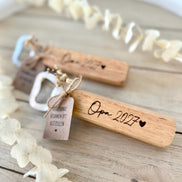 Schwangerschaftsverkündung Geschenk – Holz Flaschenöffner personalisiert mit Titel & Jahreszahl, Papa, Oma, Opa, Tante, Onkel,